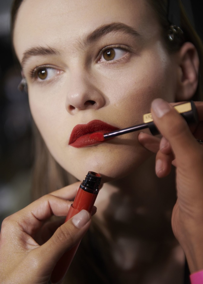 أجمل ألوان أحمر شفاه موضة صيف 2022 وطرق تطبيقها