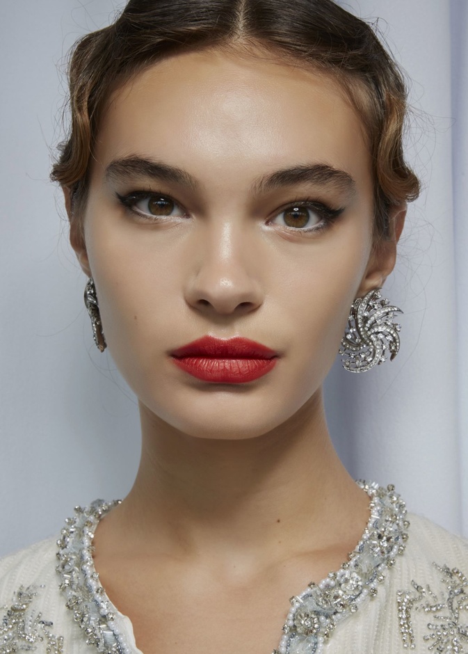 ألوان أحمر شفاه جريئة لجعلها أكبر حجماً في إطلالاتك المقبلة وطرق تطبيقها في صيف 2022