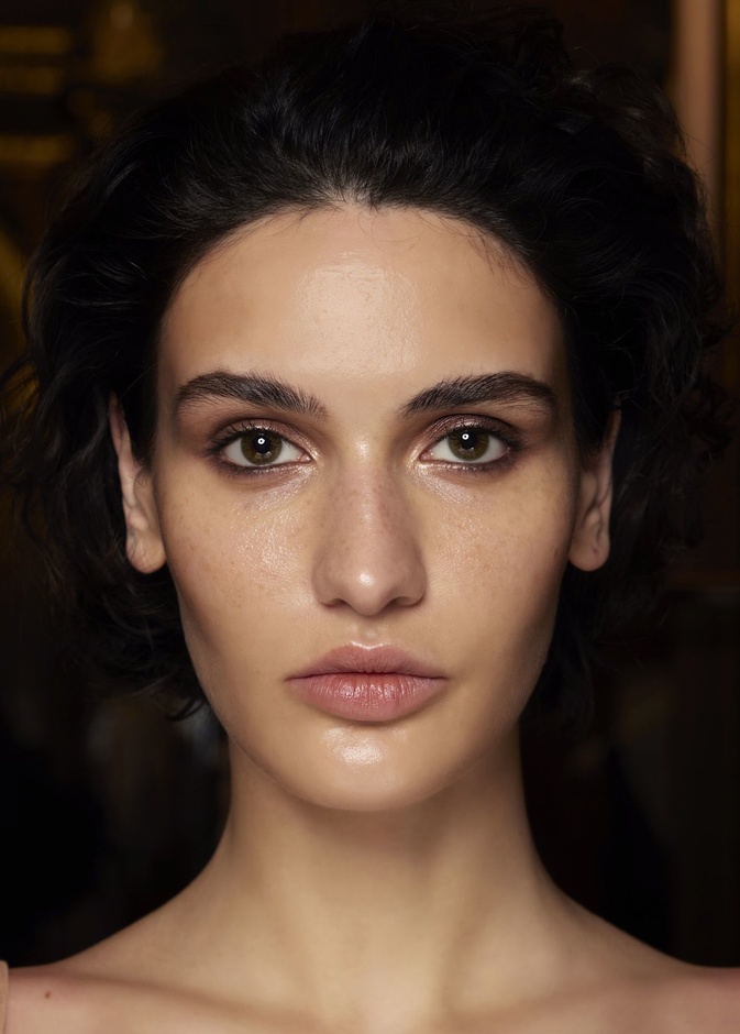 7 حيل ذكية تضمن عدم سيلان المكياج لصاحبات البشرة الدهنية