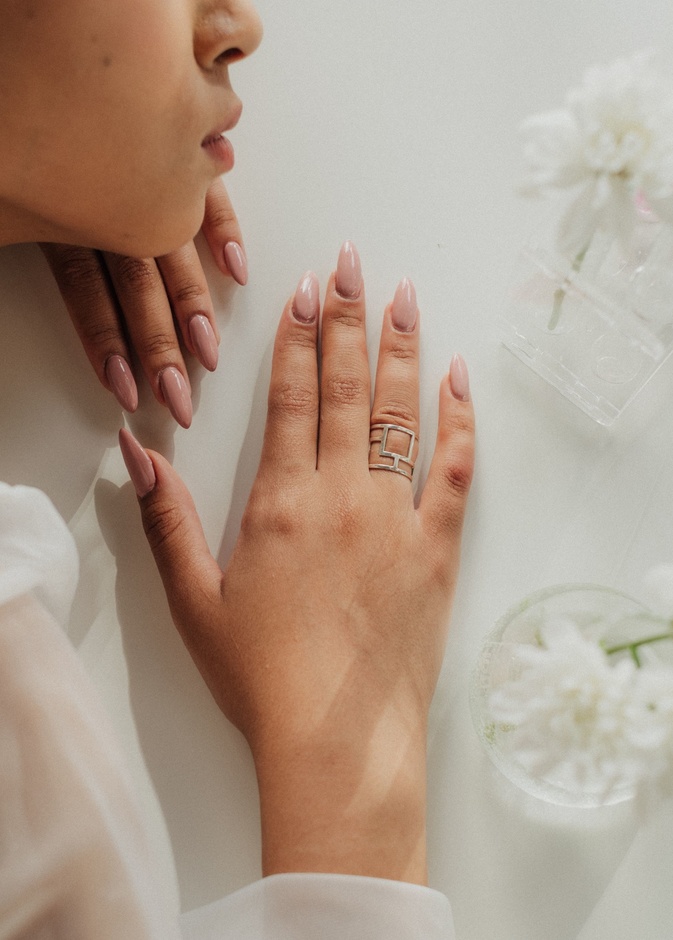 طرق فعالة للتخلص من تصبغات وإصفرار الأظافر بفترة قصيرة