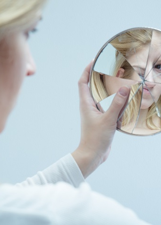 للمرأة التي تعاني من تدني تقدير الذات.. إليكِ الأسباب والنصائح من اختصاصية