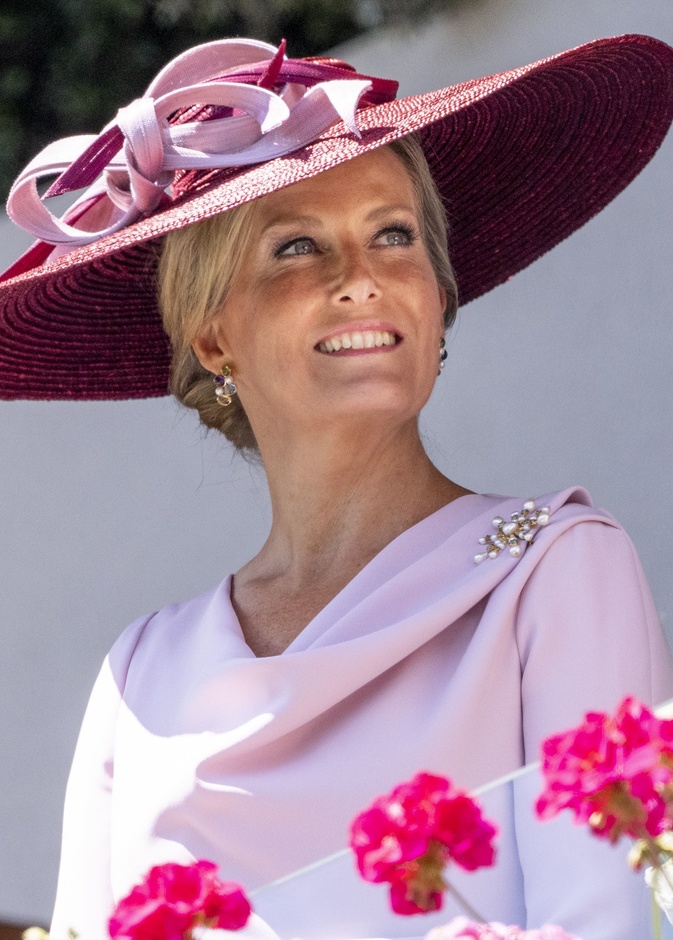 أفخم مجوهرات سيدات العائلة المالكة البريطانية في سباق Royal Ascot 