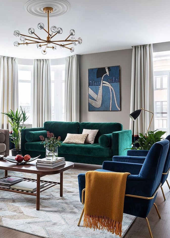أثاث غرفة معيشة يجمع الأزرق مع الأخضر لمظهر عصري