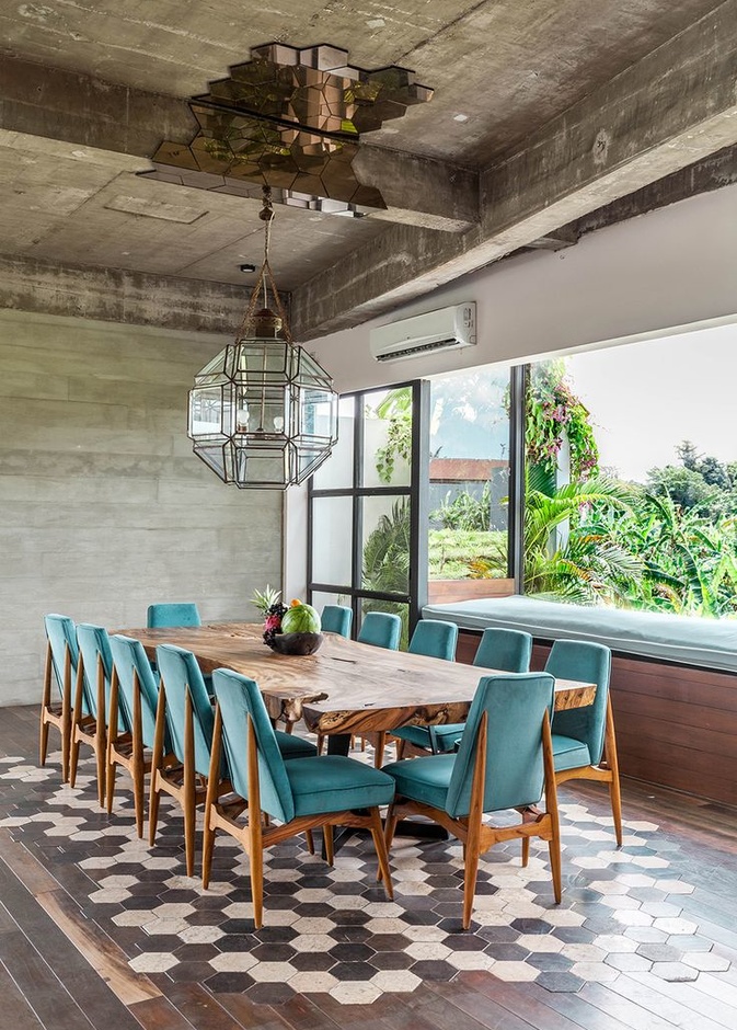 أرضية وأسقف مميزة تعطي غرفة الطعام طابع فريد