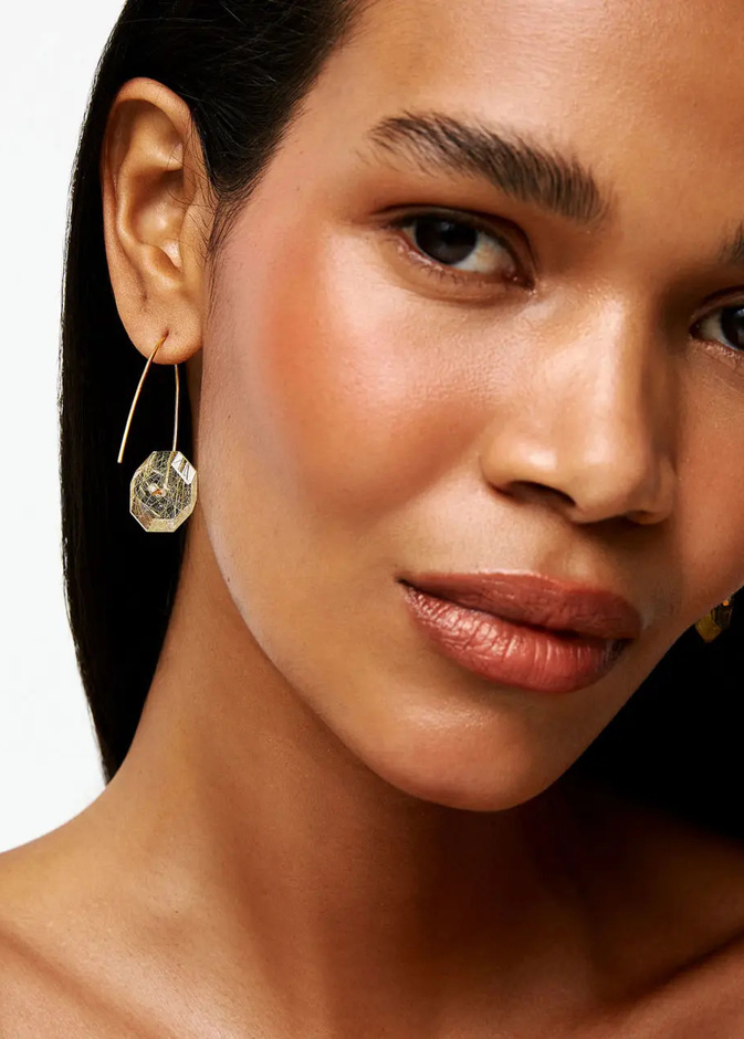 إطلالة مذهلة مع المجوهرات المرصعة بالأحجار الكريمة الوردية