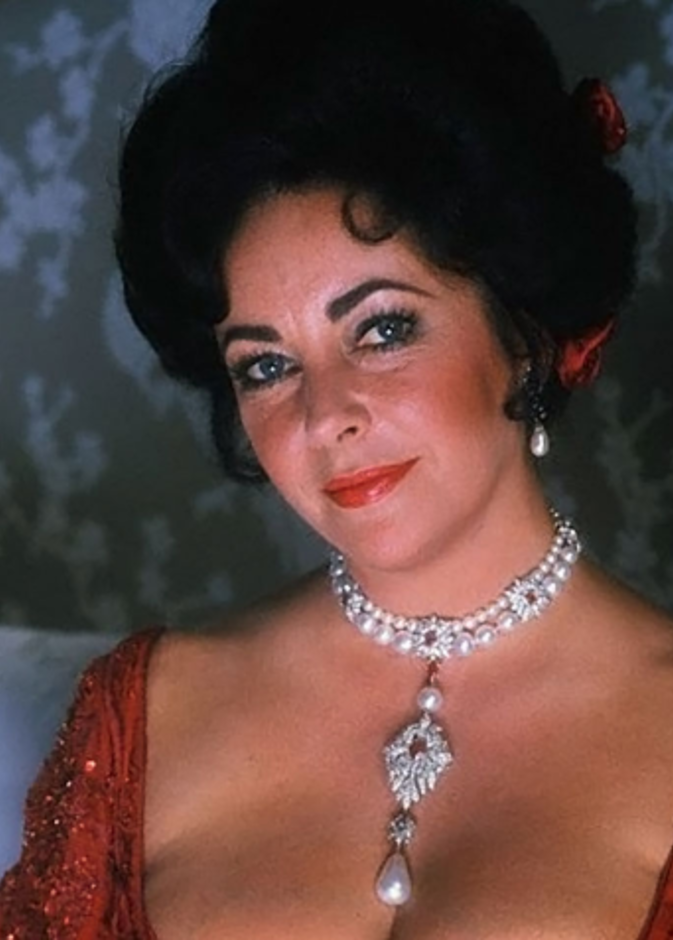 إليزابيث تايلور بعقد لؤلؤة لا بيريغرينا