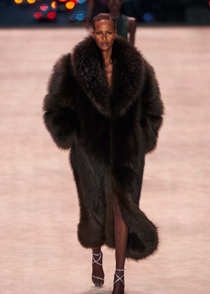 اثبتت Saint Laurent أن استعمال الفرو الاصطناعي لا يُفقد التصاميم طابعها الفاخر والأنيق