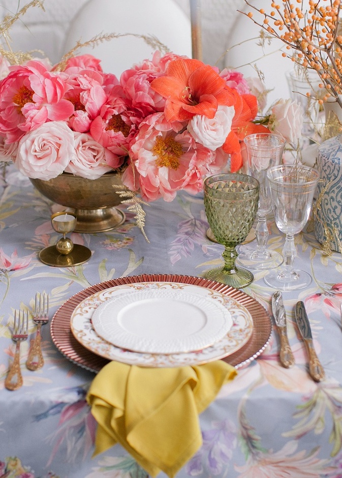 اختاري أدوات المائدة من معالق وشوك وسكاكين الفضية أو النحاسية