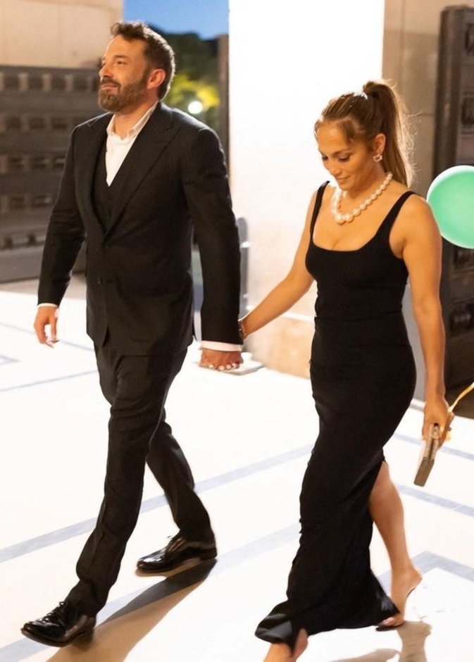 استحوذت إطلالات جينيفر لوبيز في شهر العسل على عناوين الموضة