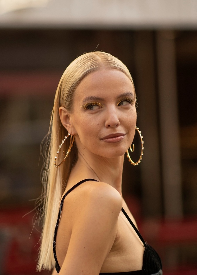 اطلالات ستريت ستايل جمالية مع الظلال الذهبية البراقة والمجنحة