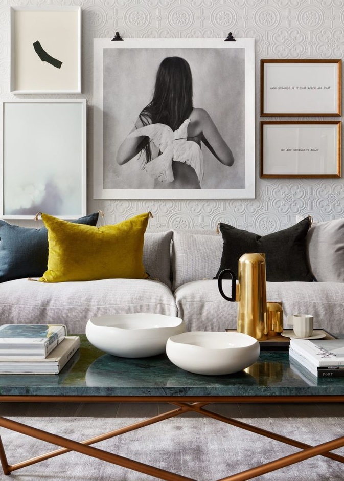 اكسسوارات غرفة معيشة باللونين الأزرق والأصفر