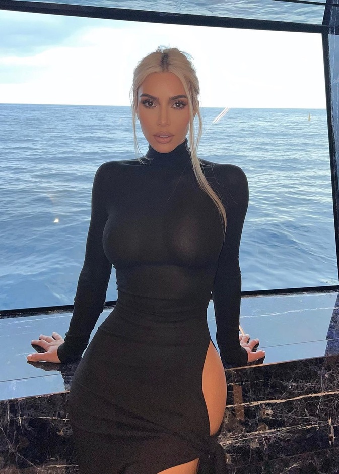 الجرأة عنوان إطلالات كيم كارداشيان الأخيرة