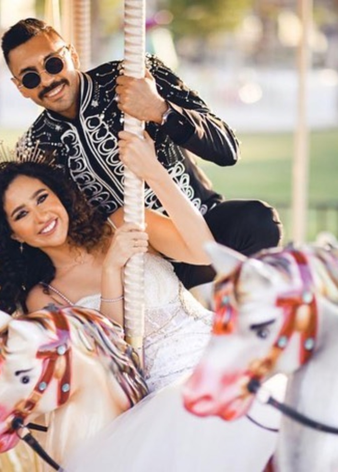 الفنان حسن أبو الروس مع عروسته في مدينة الملاهي خلال حفل زفافه= انستغرام الفنان