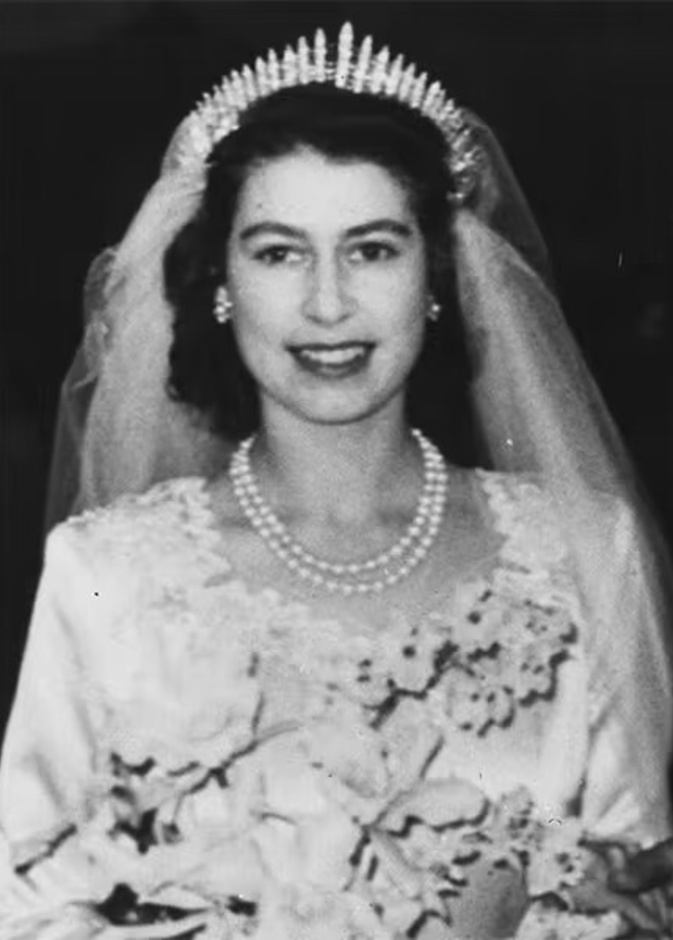 مناسبات ظهرت فيها نساء العائلات الملكية بالتاج الملكي للمرة الأولى