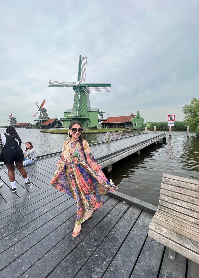 باطلالات أنثوية شبابية الفنانة هبة الحسين خلال اجازتها الصيفية في هولندا