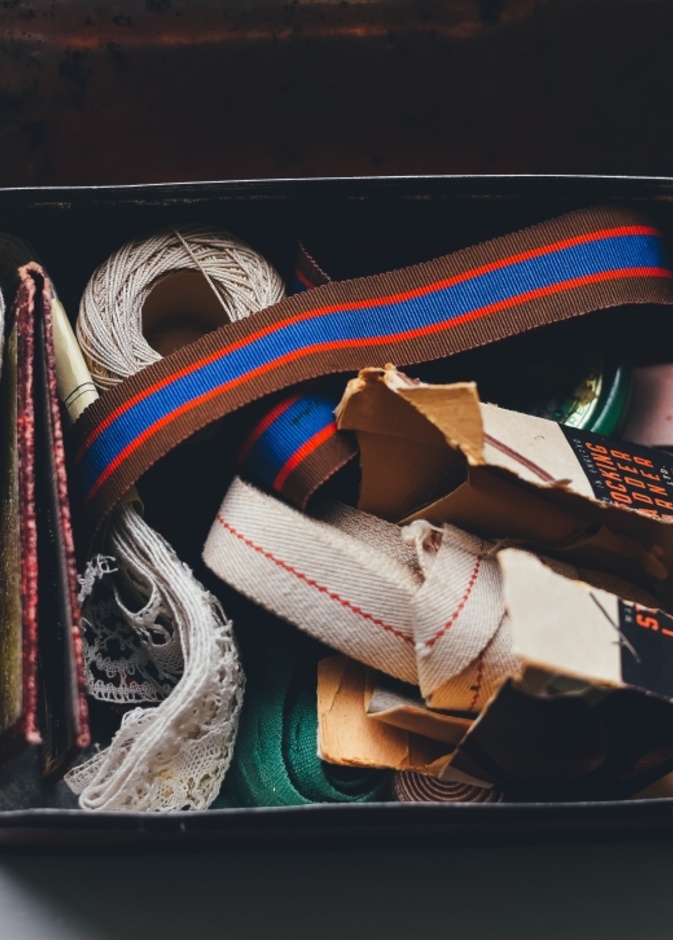 تأكدي من طي ملابسك بعناية على شكل أسطوانة قبل وضعها في حقائب سفرك annie spratt