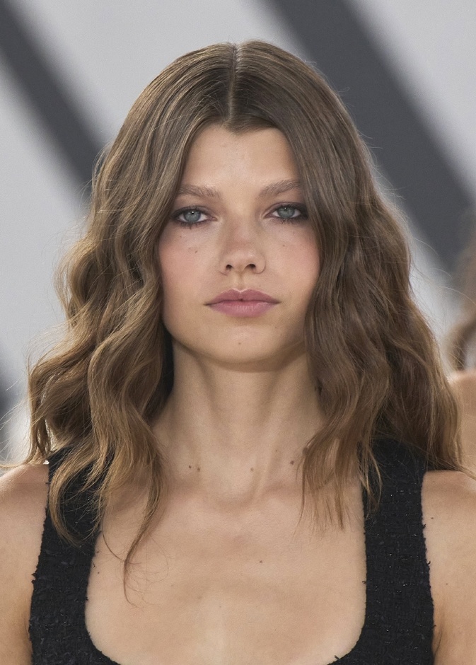 تسريحات شعر طويلة وويفي في عرض  CHANEL للهوت كوتور 2023