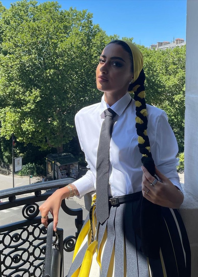 تنسيق معطف الرأس بأسلوب غير تقليدي على طريقة يارا النملة