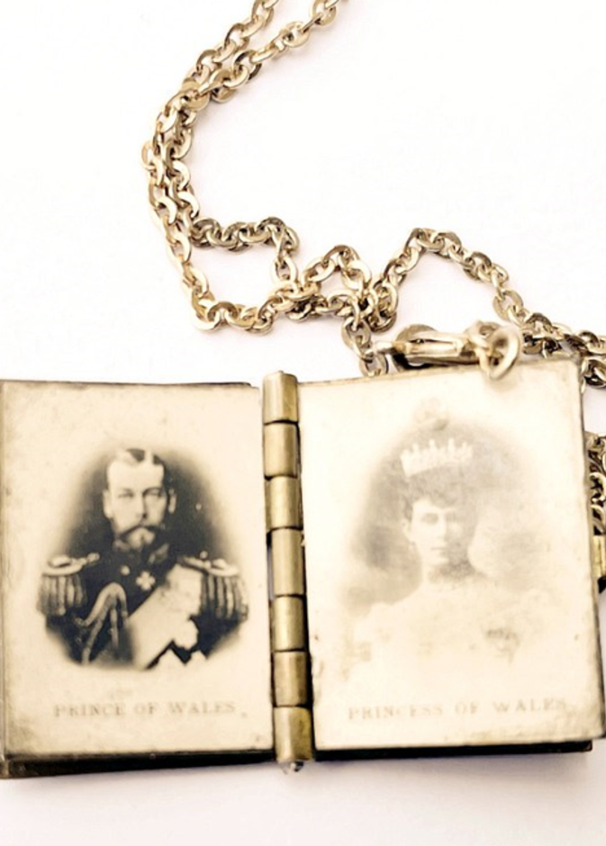 اكتشاف قلادة نادرة عمرها 120 عامًا تحتوي على صور للملكة فيكتوريا