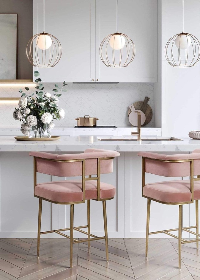 ديكور مطبخ مميز باللون الوردي الباستيل وإناء الزهور الطبيعية 