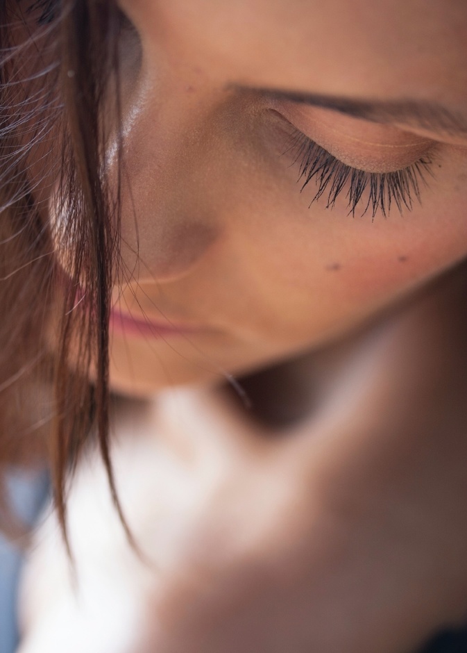 زيت بذور الكتان مع زيت اللوز خلطة تساعد على تطويل الرموش