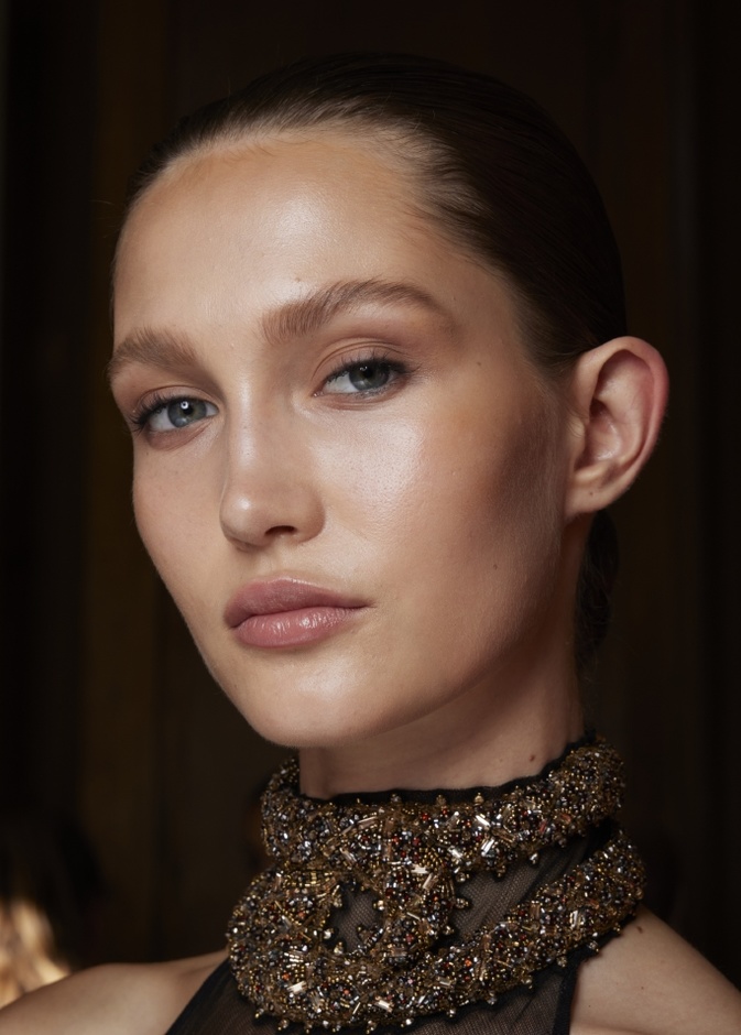 رسمات مكياج برونزي مشرق مع البلاشر القوي من دار Zuhair Murad