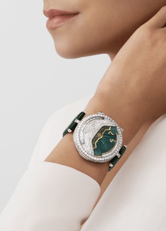 ساعة فخمة بدرجة اللون الأخضر من فان كليف