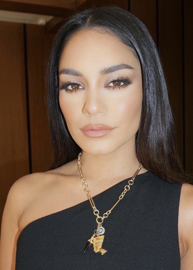 صيحات مكياج مميزة وتطبيق ظلال العيون البرونزية بأسلوب Vanessa Hudgens