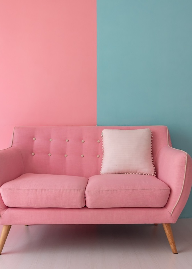 طلاء أحد حوائط غرفة المعيشة من أجمل طرق تجديد المنزل