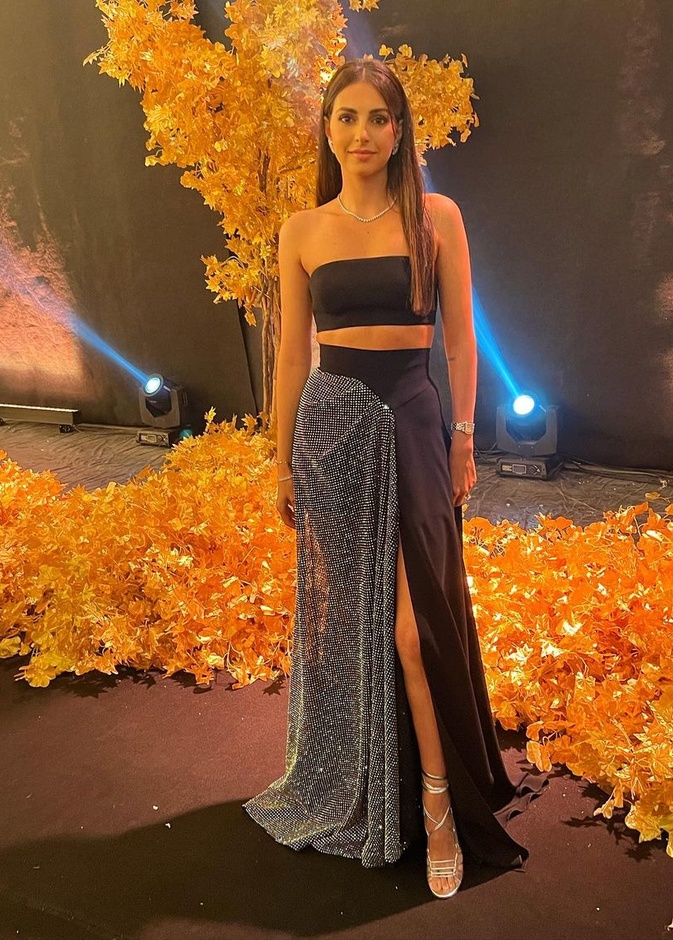 فاليري أبو شقرا خطفت الأنظار بتصميم عصريّ حمل توقيع دار باسيل سودا