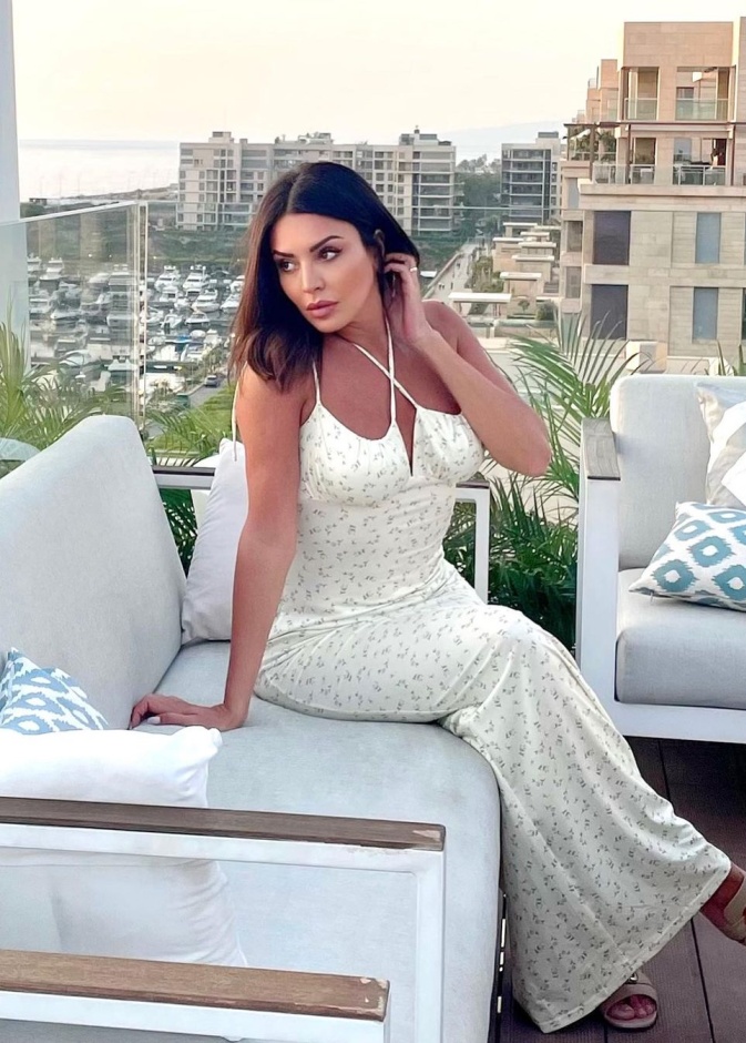 إطلالات صيفية من وحي أمل بوشوشة لمختلف المناسبات 