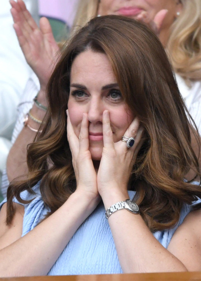 كيت ميدلتون وقد ارتسمت على ملامحها علامات الترقب والتركيز الشديدين
