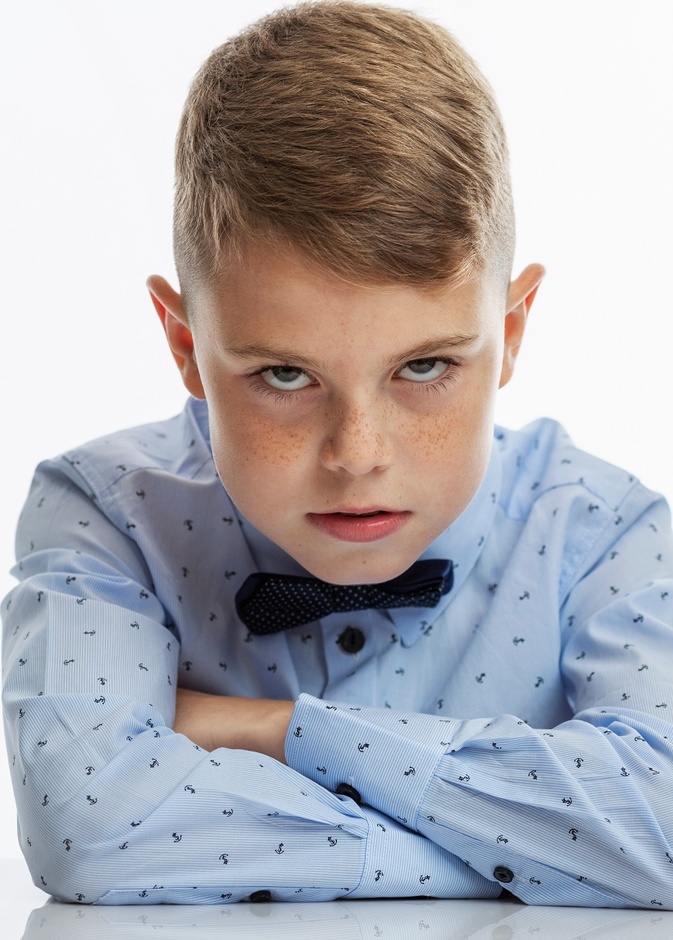 كيفية التعامل مع الطفل العنيد في عمر 10 سنوات