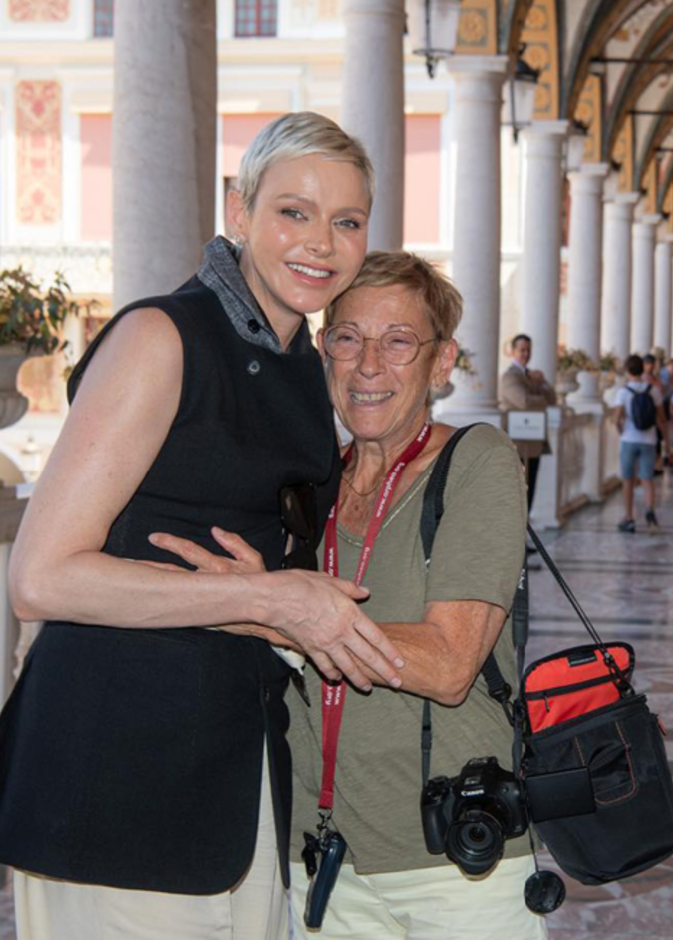 الأميرة شارلين تتجول داخل القصر الملكي بموناكو مع السائحين