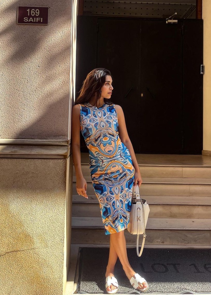 لمسة الألوان المقرونة بالنقشات لا تغيب عن إطلالات ياسمينا زيتون