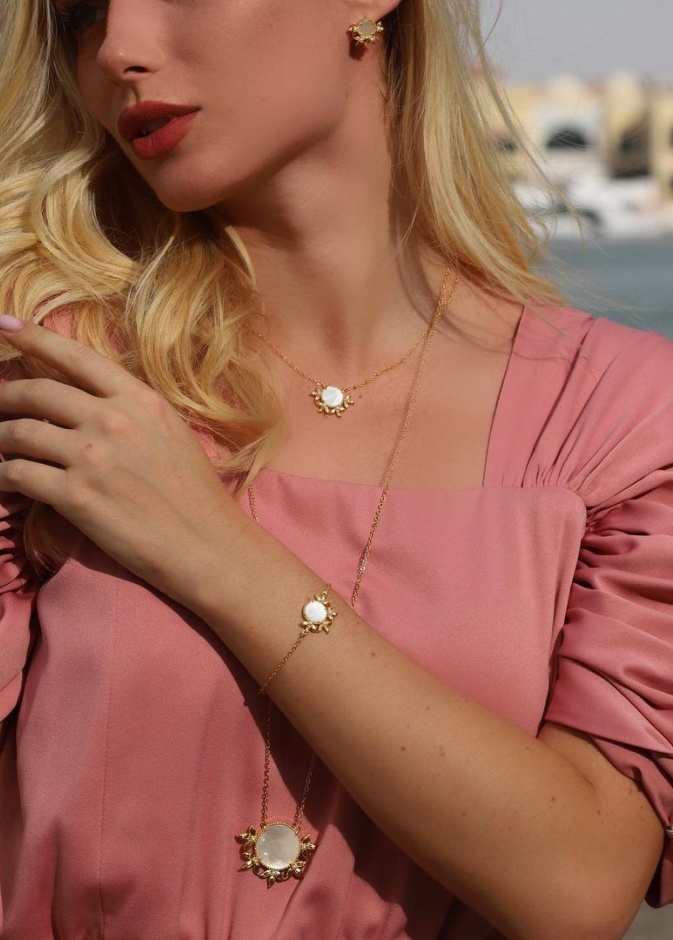 مجموعة Fleur de lune من مجوهرات Ritzy مزينة بالأصداف