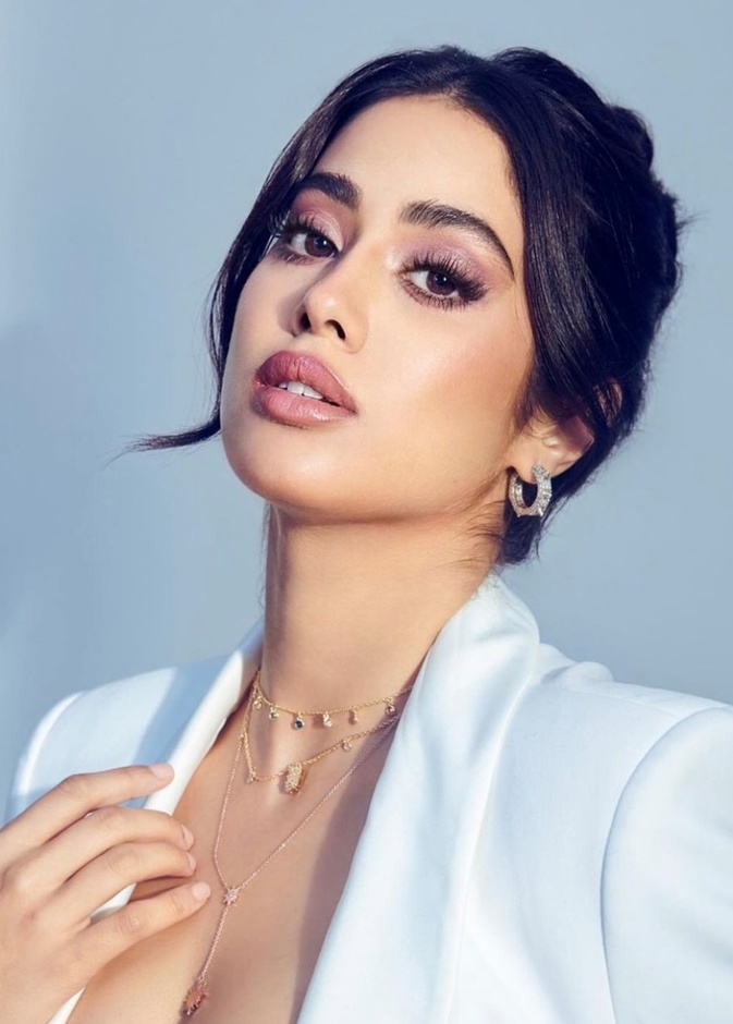 مكياج البشرة الحنطية على طريقة Janhvi Kapoor - الصورة من حسابها على انستغرام