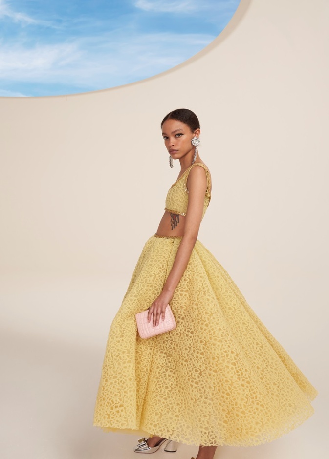 من عرض Giambattista Valli ريزورت 2023