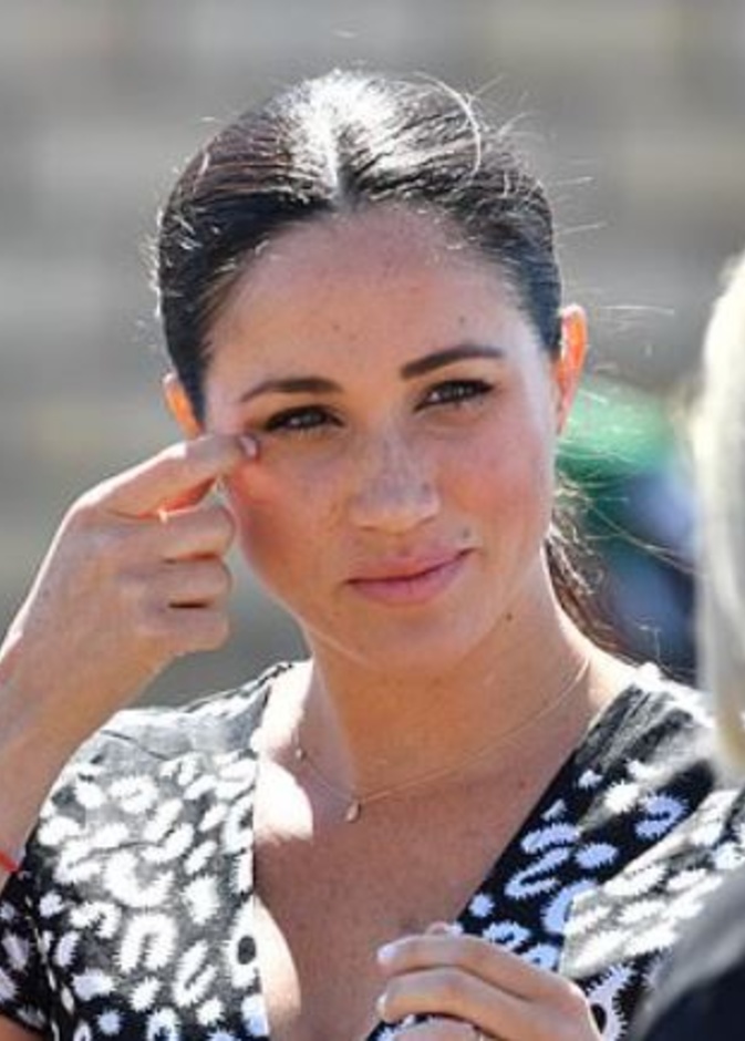 ميغان ماركل ترتدي عقد العين الزرقاء