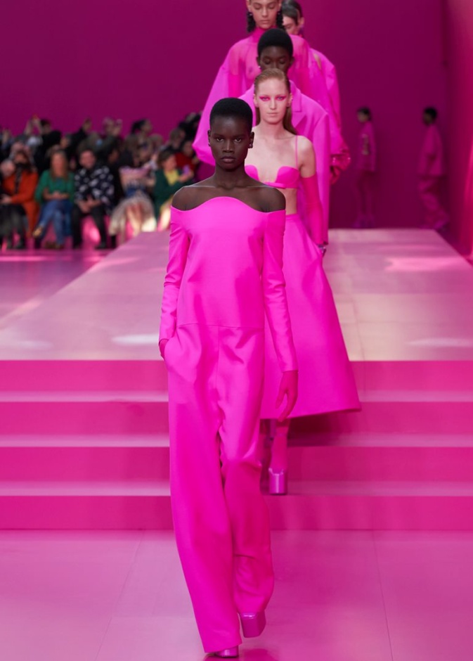 نقلتنا دار فالنتينو Valentino إلى عالم يسوده اللون الوردي في مجموعة خريف 2022