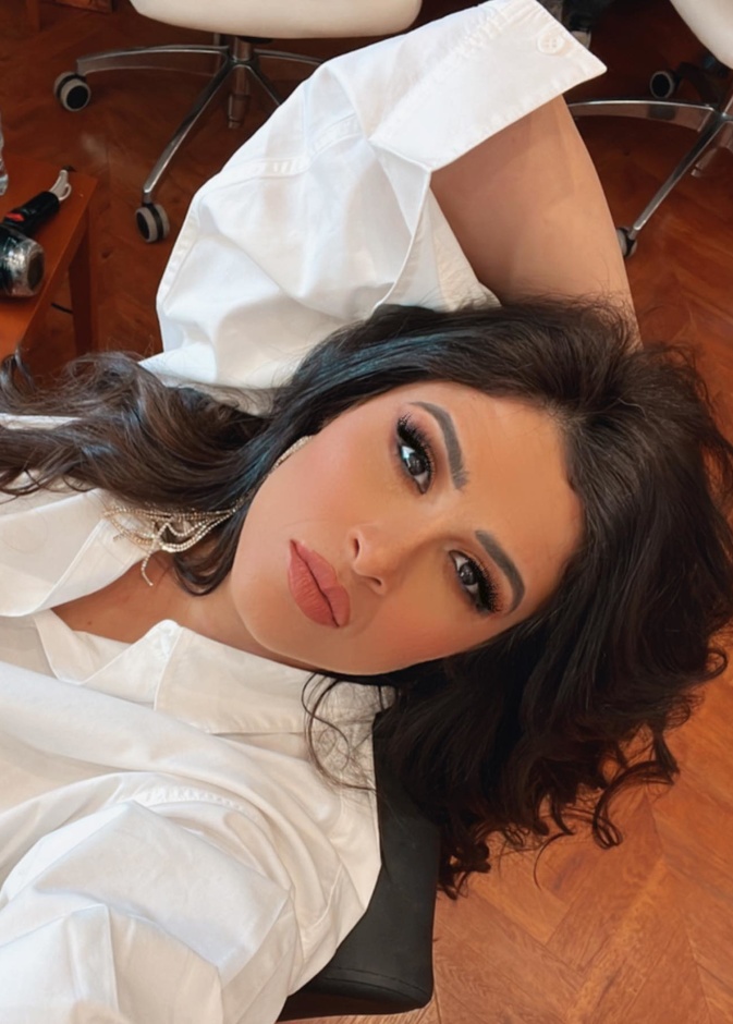 ياسمين عبد العزيز بإطلالة الأقراط الطويلة المتدلية