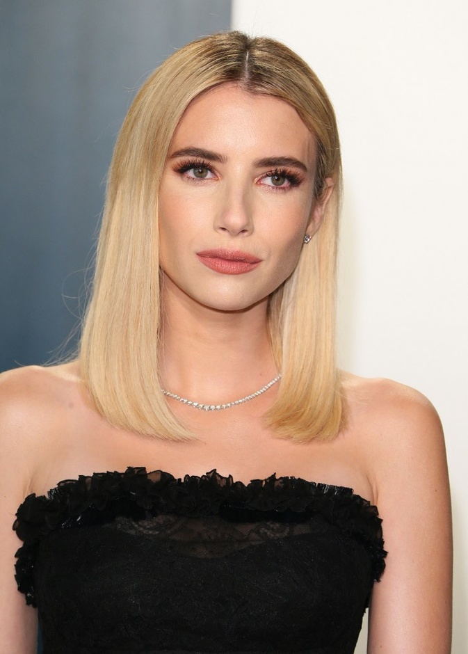 أجمل قصات شعر وتسريحات للوجه البيضاوي لصيف 2022 بأسلوب Emma Roberts