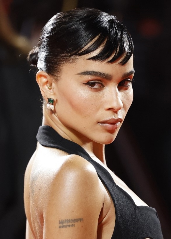 3 أساليب عصرية لتطبيق الغرة لصاحبات الجبين العريض من وحي Zoe Kravitz 