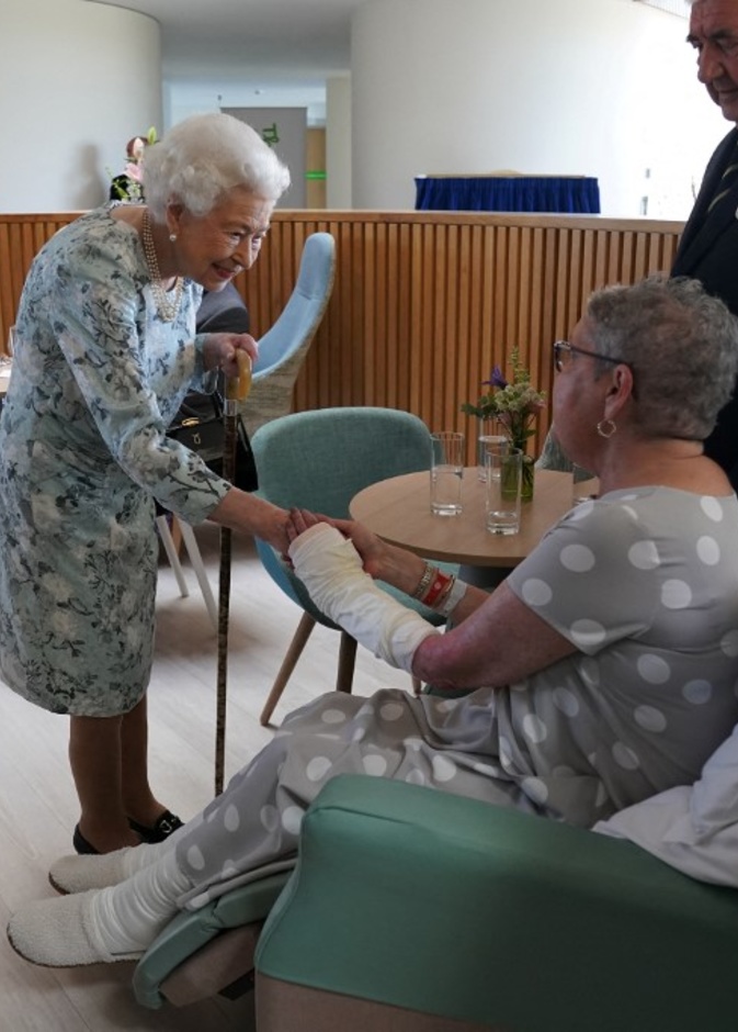 الملكة إليزابيث تفتتح دار للمسنين بصحبة ابنتها الأميرة آن