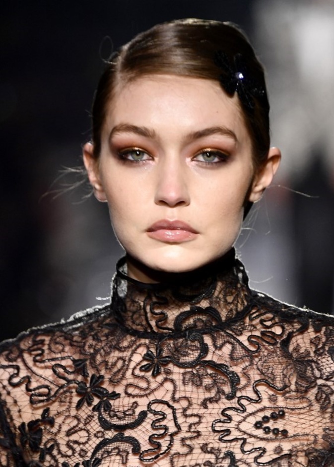 رسمات عيون لافتة مع تسريحات الشعر الملموم لصيف 2022 على خطى جيجي حديد