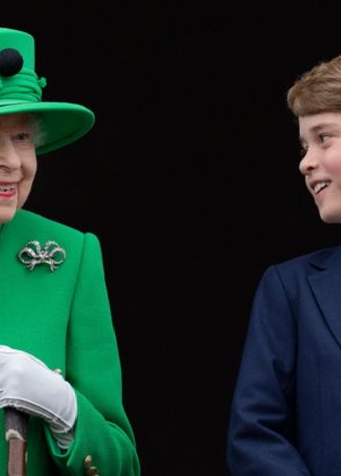 ملكة بريطانيا والأمير جورج بنفس الطول؟