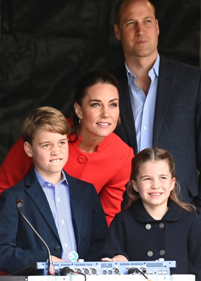 عائلة كمبريدج في طريقهم للسفر بطائرة مروحية لقضاء عطلتهم الصيفية