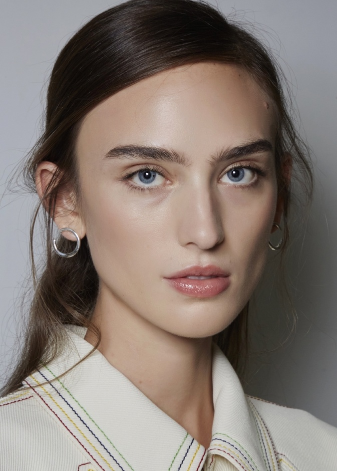 احمر شفاه مشمشي اومبريه من وحي دار Tory Burch