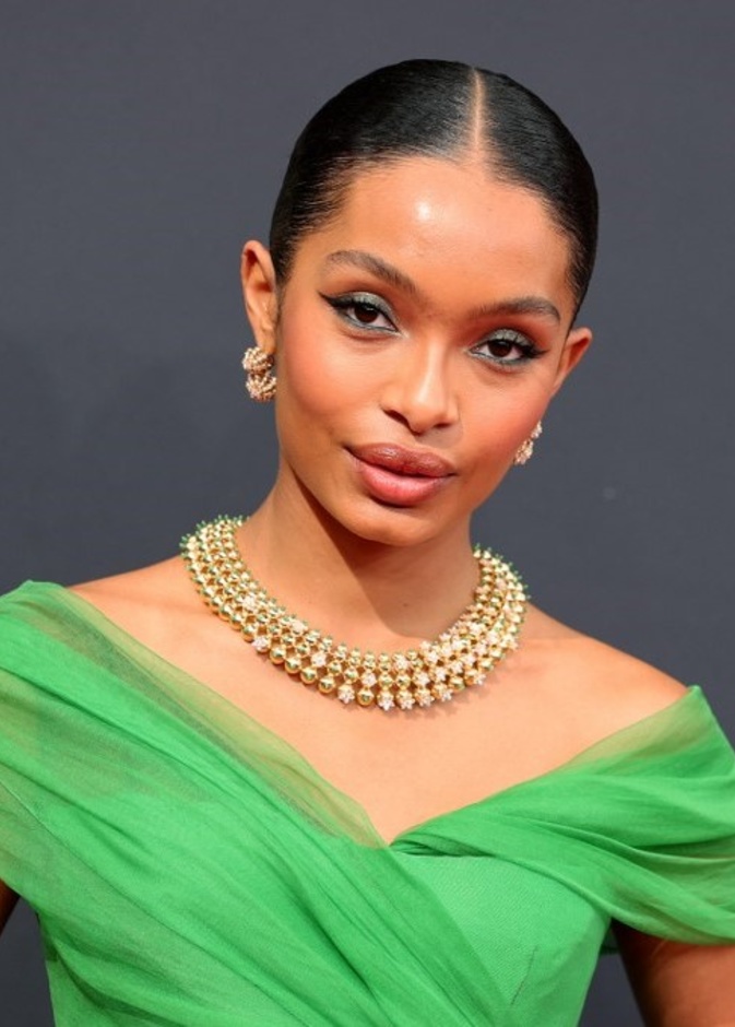 الآيلاينر الملون بألوان مناسبة لصاحبات البشرة السمراء على طريقة Yara Shahidi