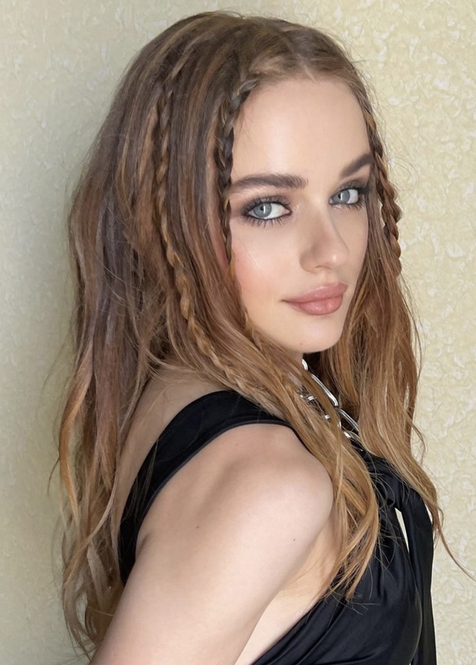 تسريحات شعر سهلة للشعر المنسدل من وحي تسريحات Joey King -  الصورة من حساب خبير الشعر dimitris Giannetos على انستغرام